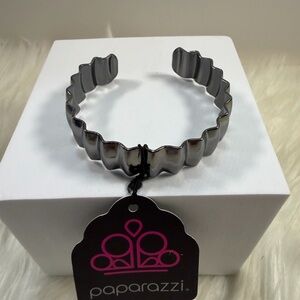 🧡10/$10🧡 Paparazzi Metallic Gunmetal Wave Cuff Bracelet